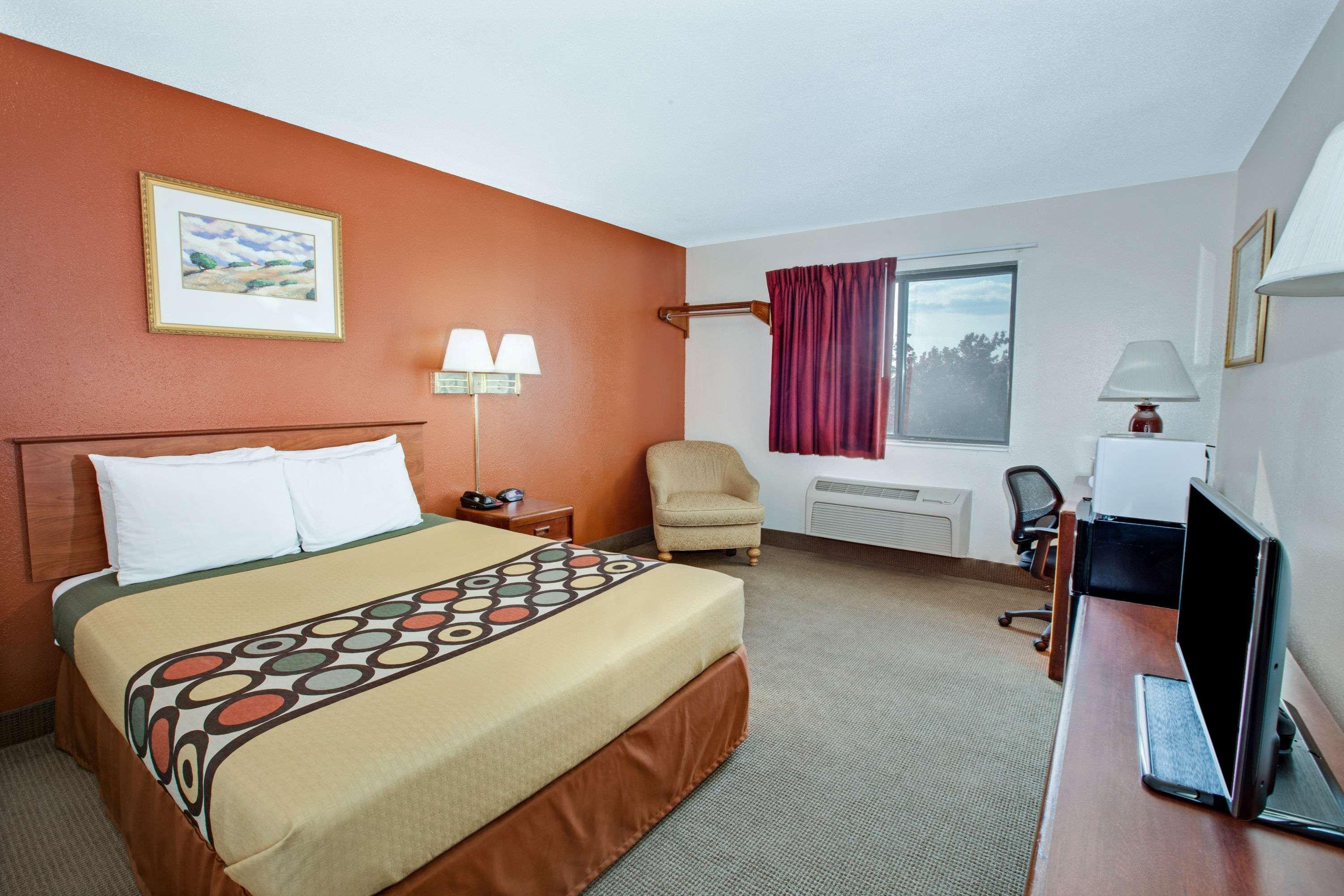 Super 8 By Wyndham Crystal Lake Dış mekan fotoğraf