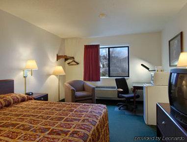 Super 8 By Wyndham Crystal Lake Oda fotoğraf